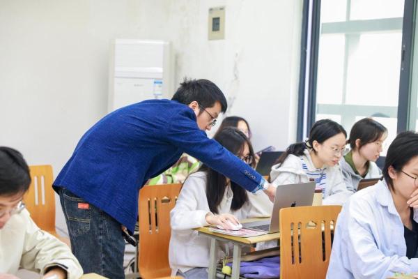 以译为光，致敬不凡｜DB视讯官网祝您五一劳动节快乐！